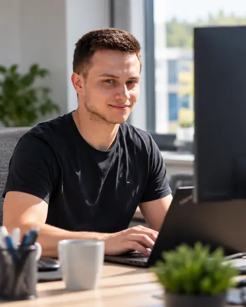 Pascal Fries bei der Arbeit am Laptop
